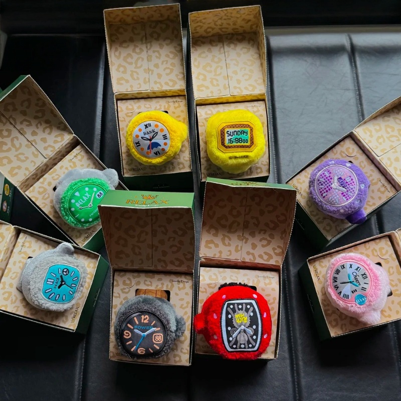 In Stock Pop Sunday Plush Rela - Jewelry Box With Watches reseña y precio